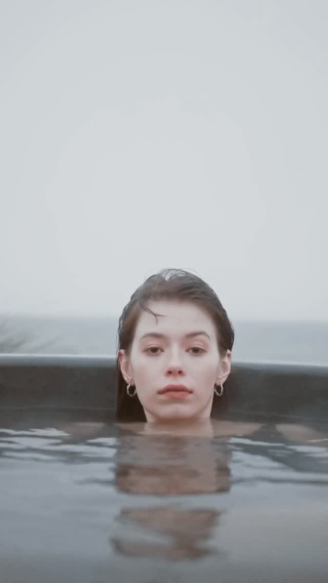 【温泉で髪を湯につけちゃダメな理由】
マナーだけじゃないんです。

多くの温泉はアルカリ性。
実は、パーマ剤と同じようにキューティクルを開かせてしまいます。

髪をまとめて湯につけない。
これだけで、カラーやパーマのもちが大きく変わります◎

💡知らなかった人は保存して、あとで見返してね♨️

calm（カーム）は、【穏やかな】【落ちついた】という意味の言葉です。
穏やかな空間で、リフレッシュしてください

〒181-0013
東京都三鷹市下連雀3-13-8  サンコウビル102
tel  0422-29-9363

営業時間　9:00〜19:00
定休日　　毎週火曜日＋不定休

ご予約は下記のプロフィール欄から公式LINEへのリンクがございます↓↓↓
@hair_design_calm