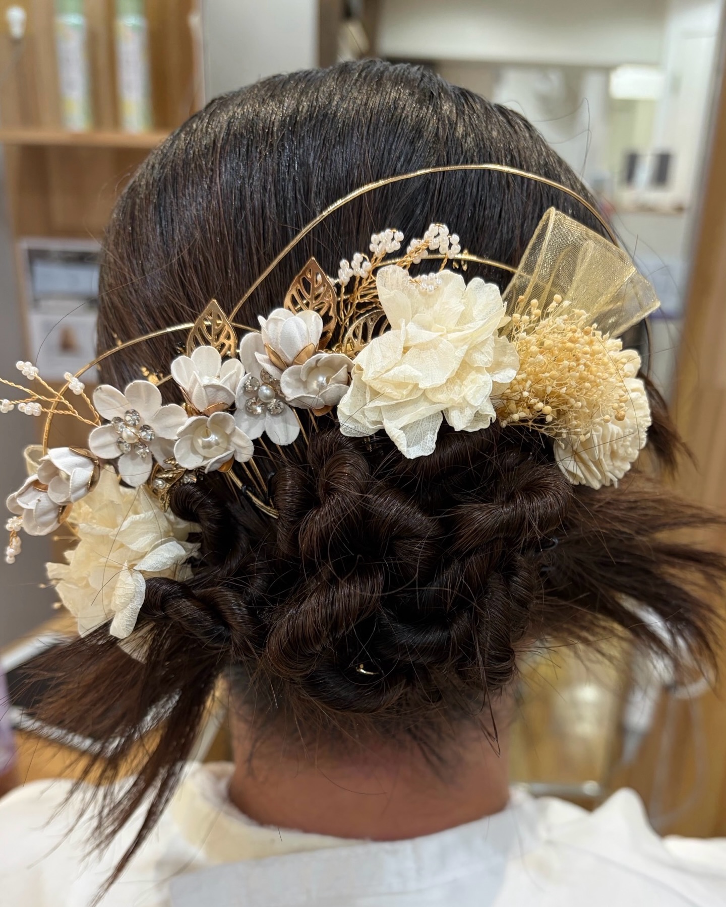 ご卒業おめでとうございます🌸
⁡
大学生のお客様、卒業式の袴着付けとヘアセットを担当させていただきました。
⁡
ヘアは人気の水引と金箔をあしらった、華やかなシニヨンスタイル。
白とゴールドの髪飾りが、清楚な袴姿にぴったりでとてもお似合いでした✨
⁡
大切な門出の日にお任せいただき、ありがとうございました！
これからの新しい毎日が、輝かしいものになりますように。
⁡
#卒業式ヘア  #袴着付け #卒業式ヘアセット #水引アレンジ #三鷹美容室