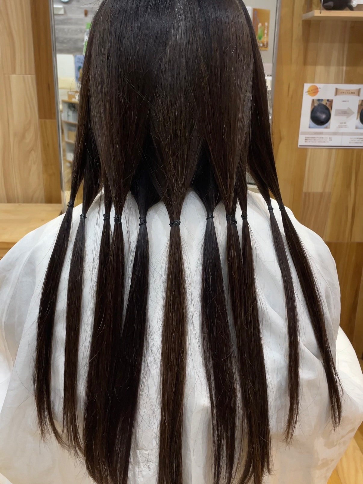 ヘアドネーション承っております✂︎

先日、大切な髪をバッサリとお任せいただきました。

「短くするのは不安だけど、誰かの役に立ちたい」
そんな想いに寄り添い、カット後の似合わせスタイルまで
マンツーマンで丁寧に仕上げます。

【当店のドネーションサポート】
• 31cm以上のドネーションカット
• カット後のスタイル提案・似合わせカット
• 束ねた髪のお持ち帰り準備
• レターパックの用意・ドナーシート作成のお手伝い
（※追加料金はかかりません）
当店は『JHD&C』『つな髪』の活動を支援しています。
ポストへの投函のみお客様自身でお願いしておりますが、
それまでの準備はすべてこちらでサポートいたします。

「私の長さで足りるかな？」「切った後が心配…」
という方も、まずはLINEからお気軽にご相談くださいね🌿

#ヘアドネーション #31cm #髪の寄付 #三鷹美容室 #三鷹ヘアサロン