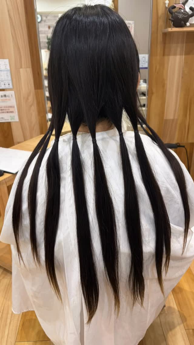 50センチのヘアドネーションを担当させていただきました❗️

久しぶりのショートも楽しんでください😄

【当店のドネーションサポート】
• 31cm以上のドネーションカット
• カット後のスタイル提案・似合わせカット
• 束ねた髪のお持ち帰り準備
• レターパックの用意・ドナーシート作成のお手伝い
（※追加料金はかかりません）
当店は『JHD&C』『つな髪』の活動を支援しています。
ポストへの投函のみお客様自身でお願いしておりますが、
それまでの準備はすべてこちらでサポートいたします。

「私の長さで足りるかな？」「切った後が心配…」
という方も、まずはLINEからお気軽にご相談くださいね🌿

#三鷹美容室 #三鷹ヘアドネーション #三鷹マンツーマンサロン #三鷹ボブ #三鷹縮毛矯正
